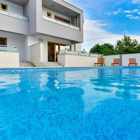 New With Pool And Roof Terrace *